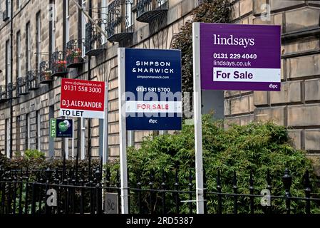 „Zum Verkauf“ und „To Let“-Schilder auf Wohnhäusern in Abercromby Place, Edinburgh, Schottland, Großbritannien. Stockfoto