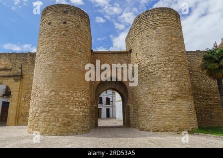 Die Verteidigungsmauern der Stadt ronda, das Almocabar-Tor und die Kirche des espiritu santo in ronda, malaga, spanien Stockfoto