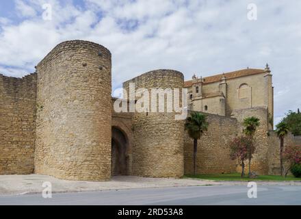 Die Verteidigungsmauern der Stadt ronda, das Almocabar-Tor und die Kirche des espiritu santo in ronda, malaga, spanien Stockfoto