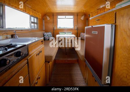 1965 „Alaska“-Wohnwagen, eingebaut in einen 1958 Chevy Truck Stockfoto