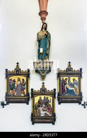 Die Figur der Jungfrau Maria und die Stationen des Kreuzes, St. Bartholomäus Gemeindekirche, Hopferbach, Allgaeu, Bayern, Deutschland Stockfoto