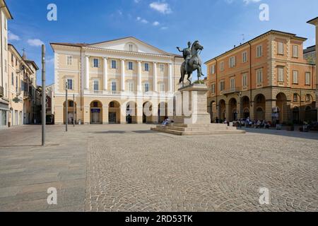 Piazza Mazzini mit der Reiterstatue von König Carlo Alberto di Savoia, Re di Sardegna, Bildhauer Abbondio Sangiorgio, Casale Monferrato, Provinz Stockfoto