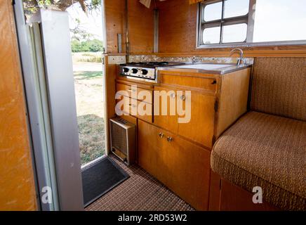 1965 „Alaska“-Wohnwagen, eingebaut in einen 1958 Chevy Truck Stockfoto
