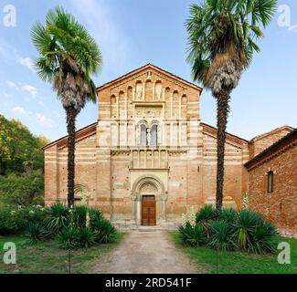 Romanische Fassade, Abtei, Abbazia Santa Maria di Vezzolano, Albugnano, Provinz Asti, Monferrato, Piemont, Italien Stockfoto