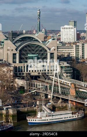 Charing Cross Station und Hungerford Bridge Stockfoto