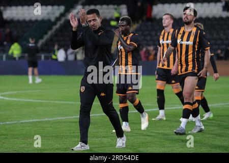 Hull, UK. 18. Juli 2023. Liam RoSenior Manager von Hull City applaudiert den Fans nach dem Vorsaison-Spiel Hull City gegen Barnsley im MKM Stadium, Hull, Großbritannien, 18. Juli 2023 (Foto von James Heaton/News Images) in Hull, Großbritannien, am 7./18. Juli 2023. (Foto: James Heaton/News Images/Sipa USA) Guthaben: SIPA USA/Alamy Live News Stockfoto