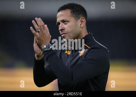 Hull, UK. 18. Juli 2023. Liam RoSenior Manager von Hull City applaudiert den Fans nach dem Vorsaison-Spiel Hull City gegen Barnsley im MKM Stadium, Hull, Großbritannien, 18. Juli 2023 (Foto von James Heaton/News Images) in Hull, Großbritannien, am 7./18. Juli 2023. (Foto: James Heaton/News Images/Sipa USA) Guthaben: SIPA USA/Alamy Live News Stockfoto