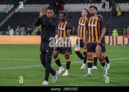 Hull, UK. 18. Juli 2023. Liam RoSenior Manager von Hull City applaudiert den Fans nach dem Vorsaison-Spiel Hull City gegen Barnsley im MKM Stadium, Hull, Großbritannien, 18. Juli 2023 (Foto von James Heaton/News Images) in Hull, Großbritannien, am 7./18. Juli 2023. (Foto: James Heaton/News Images/Sipa USA) Guthaben: SIPA USA/Alamy Live News Stockfoto