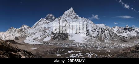 Blick von Kala Patthar, Nepal. Mount Everest, Nuptse und andere hohe Berge. Weiter Blick auf das Basislager des Everest Stockfoto