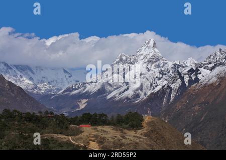 Mount Ama Dablam aus Khumjung gesehen. Frühlingsszene im Everest National Park Stockfoto