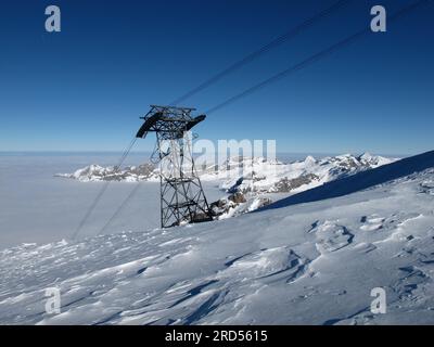 Seilbahn-Pylon auf dem Titlis, Meer aus Nebel und Bergen Stockfoto