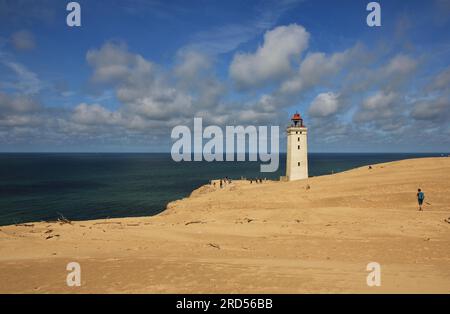 Der alte Leuchtturm ist teilweise von einer hohen Sanddüne bedeckt. Rubjerg Knude, Dänemark Stockfoto