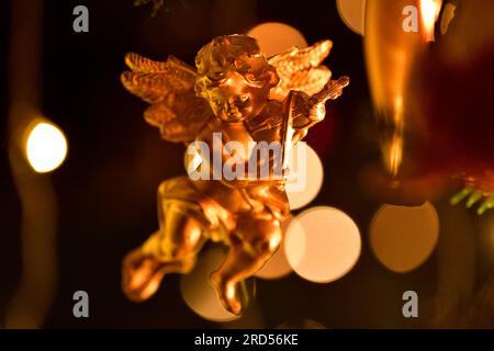 Weihnachtsdekoration: Engel, der am Fir Tree hängt Stockfoto