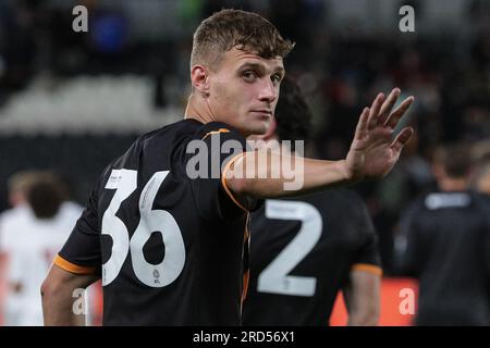 Hull, UK. 18. Juli 2023. Will Jarvis #36 of Hull City Waves to the Fans after the Pre-Season Friendly Match Hull City vs Barnsley at MKM Stadium, Hull, Vereinigtes Königreich, 18. July 2023 (Photo by James Heaton/News Images) in Hull, Vereinigtes Königreich, 7.18.2023. (Foto: James Heaton/News Images/Sipa USA) Guthaben: SIPA USA/Alamy Live News Stockfoto