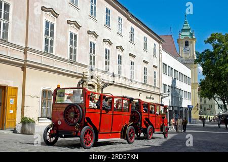 Touristenbus, Franziskanerplatz, Bratislava, Slowakei, Bratislava, Stadtbesichtigung Stockfoto