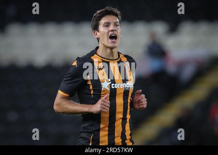Hull, UK. 18. Juli 2023. Alfie Jones #5 von Hull City Gesten and Reactions während des Vorsaison Freundschaftsspiels Hull City vs Barnsley im MKM Stadium, Hull, Großbritannien, 18. Juli 2023 (Foto von James Heaton/News Images) in Hull, Großbritannien, am 7./18. Juli 2023. (Foto: James Heaton/News Images/Sipa USA) Guthaben: SIPA USA/Alamy Live News Stockfoto