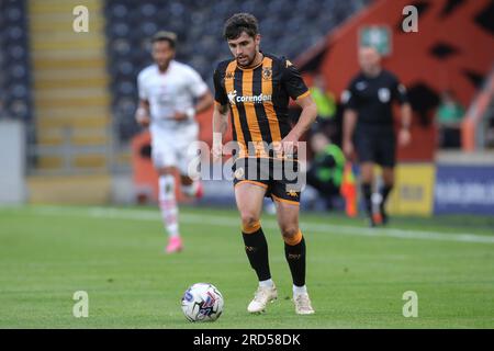 Hull, UK. 18. Juli 2023. Hull City-Trialist George Cox auf dem Ball während des Vorsaison-Freundschaftsspiels Hull City gegen Barnsley im MKM Stadium, Hull, Großbritannien, 18. Juli 2023 (Foto von James Heaton/News Images) in Hull, Großbritannien, am 7./18. Juli 2023. (Foto: James Heaton/News Images/Sipa USA) Guthaben: SIPA USA/Alamy Live News Stockfoto