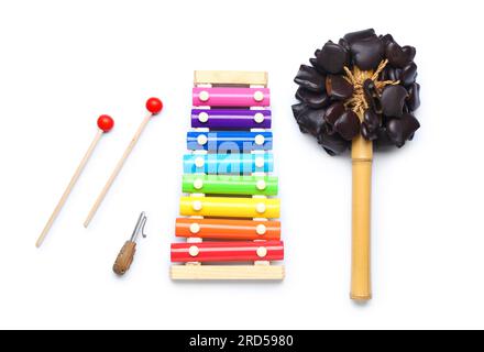 Verschiedene Musikinstrumente auf weißem Hintergrund Stockfoto