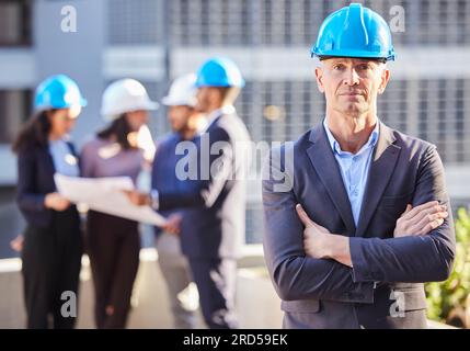 Geschäftsmann, Porträt und Architekt mit gekreuzten Armen in Projektmanagement, Leitung oder Bauwesen vor Ort. Selbstbewusster Mann, Ingenieur oder Manager Stockfoto