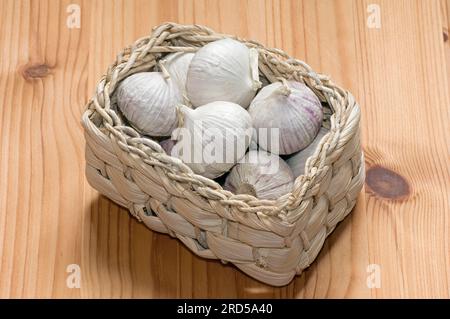 Knoblauch (Allium sativum) in einem Korb Stockfoto