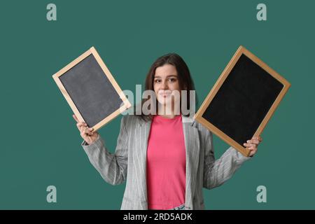 Lehrerin mit Tafel auf grünem Hintergrund Stockfoto