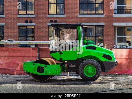 BOMAG Vibration Green Einzylinder-Laufrolle zum Nivellieren von Boden, Kies im Straßenbau und Fundament.Bodenverdichter im Bauwesen Stockfoto