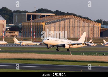 Passagierflugzeug Airbus A320-214 von GetJet Airlines startet im Abendlicht am Flughafen Hamburg, Hamburg, Deutschland Stockfoto