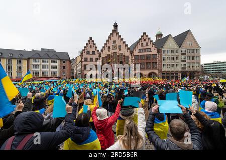 Anlässlich des Krieges in der Ukraine, der genau ein Jahr dauern wird, am 24. Februar 2023, versammelten sich Tausende von Menschen in Frankfurt am Main für eine Stockfoto