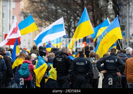 Anlässlich des Krieges in der Ukraine, der genau ein Jahr dauern wird, am 24. Februar 2023, versammelten sich Tausende von Menschen in Frankfurt am Main für eine Stockfoto