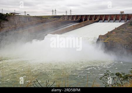 Itaipu-Wasserkraftwerk an der Grenze zwischen Brasilien und Paraguay, Brasilien Stockfoto