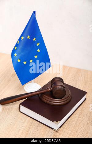 Richter Hammer, Flagge der Europäischen Union und Gesetzbuch auf Holztisch Stockfoto