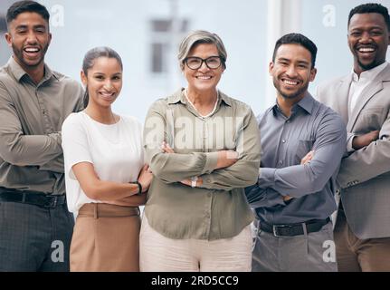 Vielfalt, Porträt von Geschäftsleuten, die sich in einem Büro am Arbeitsplatz die Arme kreuzen. Motivation oder Leistung, Zusammenarbeit und Zufriedenheit Stockfoto