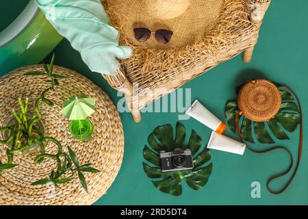 Strandzubehör, Sonnencreme und ein Glas Cocktail auf farbigem Hintergrund Stockfoto