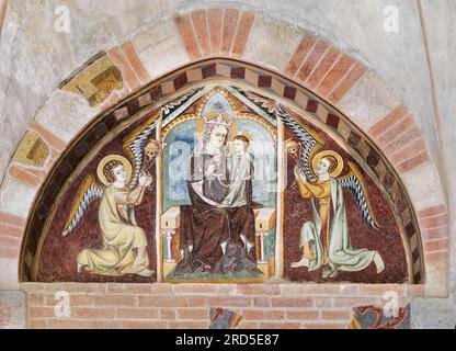 Fresko der Mutter Gottes mit dem Kind Jesus im Kloster Abbazia Santa Maria di Vezzolano, Albugnano, Provinz Asti Stockfoto