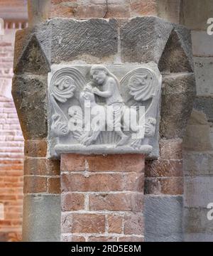 Samson kämpft mit dem Löwen, romanische Hauptstadt, Abbazia Santa Maria di Vezzolano, Albugnano, Provinz Asti, Monferrato, Piemont, Italien Stockfoto