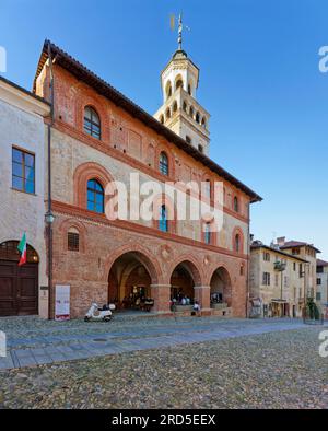 Stadtpalast und Torre Civica, Saluzzo, Provinz Cuneo, Piemont, Italien Stockfoto