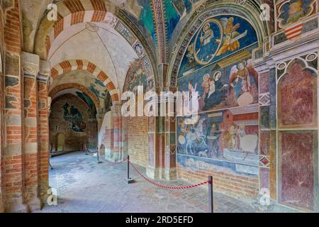 Fresken im Kloster der Abbazia Santa Maria di Vezzolano, Albugnano, Provinz Asti, Monferrato, Piemont, Italien Stockfoto