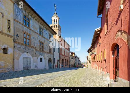 Boulevard Salita del Castello, Stadtpalast, Palazzo del Comune und Torre Civica, Saluzzo, Provinz Cuneo, Piemont, Italien Stockfoto