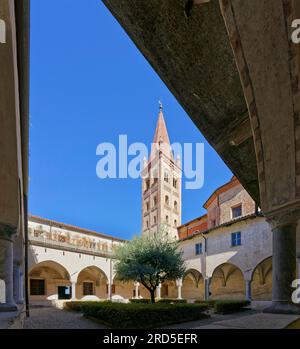 Kloster und Kirchturm, San Giovanni, Saluzzo, Provinz Cuneo, Piemont, Italien Stockfoto