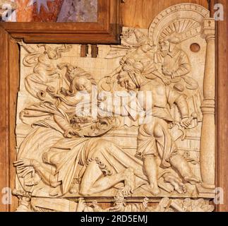 Salome mit dem Kopf von Johannes dem Täufer, Gemälde von Herod Antipas, Reliefplatte, Detail-Seitenflügel-Altarbild, geschnitzter Altar des Stockfoto