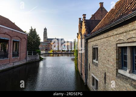 Sint-Janskaai mit Blick auf St. Salvator's Cathedral, Brügge, Belgien Stockfoto