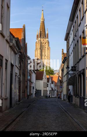 Altstadtgassen mit Blick auf die Frauenkirche, Onze-Lieve-Vrouwekerk, Brügge, Belgien Stockfoto