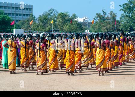 Mädchen, die Gruppentänze aufführen, Pongal Celebration auf Madurai, Tamil Nadu, Südindien, Indien, Asien Stockfoto