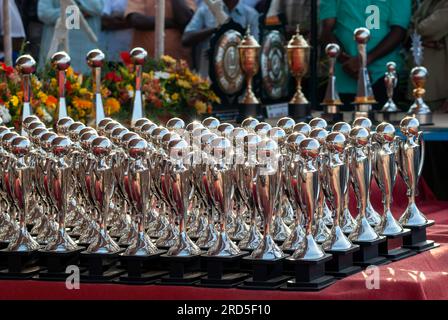 Medaillen und Trophäen für Gewinner, Police Public Sports Festival in Coimbatore Tamil Nadu, Südindien, Indien, Asien Stockfoto