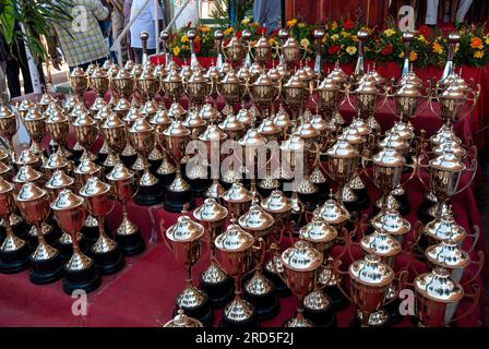 Medaillen und Trophäen für Gewinner, Police Public Sports Festival in Coimbatore Tamil Nadu, Südindien, Indien, Asien Stockfoto