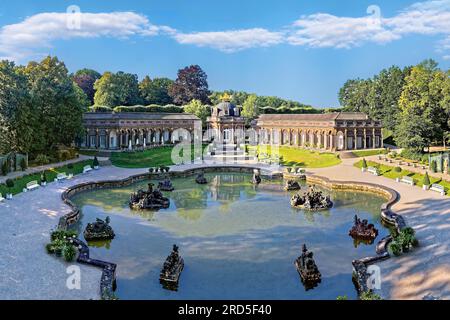 Neuer Palast, Orangerie mit zentralem Sonnentempel, runde Gebäude auf beiden Seiten mit Arkadenbahn und goldener Quadriga auf dem Dach, Wasserbecken Stockfoto