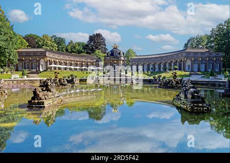 Neuer Palast, Orangerie mit zentralem Sonnentempel, runde Gebäude auf beiden Seiten mit Arkadenbahn und goldener Quadriga auf dem Dach, Wasserbecken Stockfoto