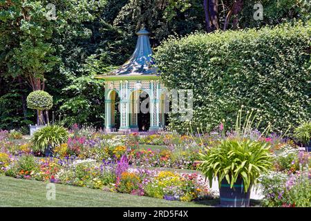 Pavillon und Blumengrenze, Blumenbeet, vor der Burg, Eremitage, historischer Park, Landschaftspark, Rokoko, Erbaut aus dem Jahr 1715, Eremitage Stockfoto