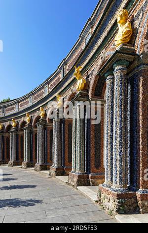 Arkade, Säulen, vergoldete Büste, Fassade, Außenwände, Kunstvoll, farbenfroh, farbige Steine, Kristalle und Glasstücke, Mosaik, mosaikähnlich Stockfoto