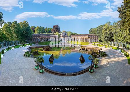 Neuer Palast, Orangerie mit zentralem Sonnentempel, runde Gebäude auf beiden Seiten mit Arkadenbahn und goldener Quadriga auf dem Dach, Wasserbecken Stockfoto